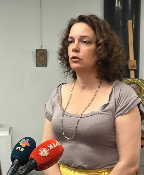 Професорка Бисенија Терешченко испред факултета Деспот Стефан лазаревић из Београда